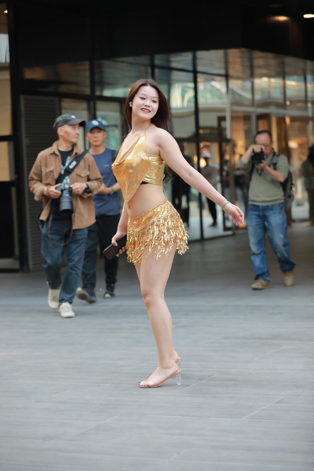 图片[2]-金色套装短裙露脐装丰腴白皙美女-图满多