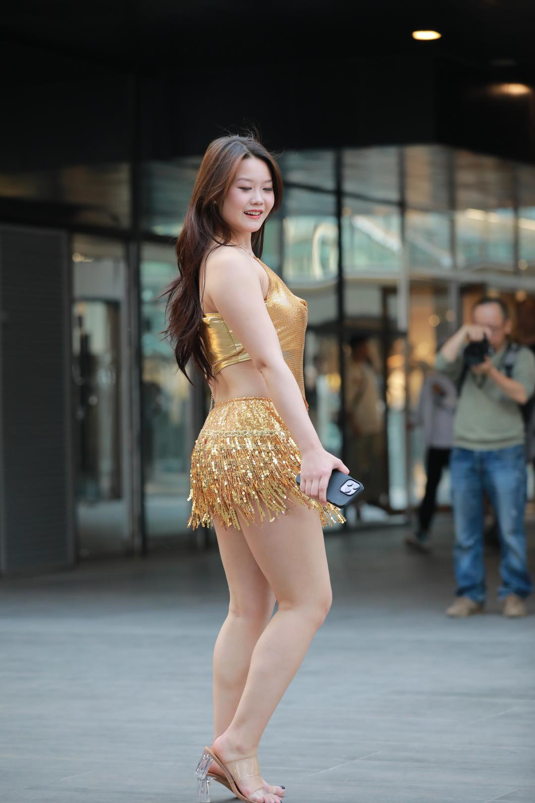 图片[4]-金色套装短裙露脐装丰腴白皙美女-图满多