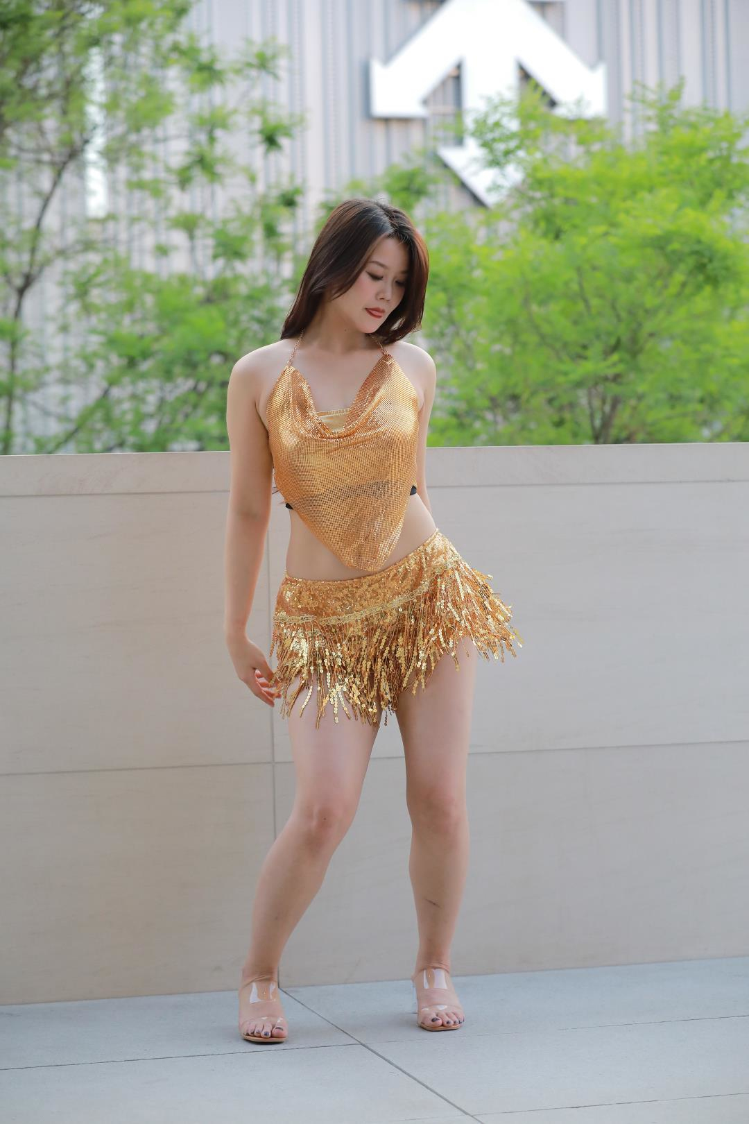 图片[6]-金色套装短裙露脐装丰腴白皙美女-图满多