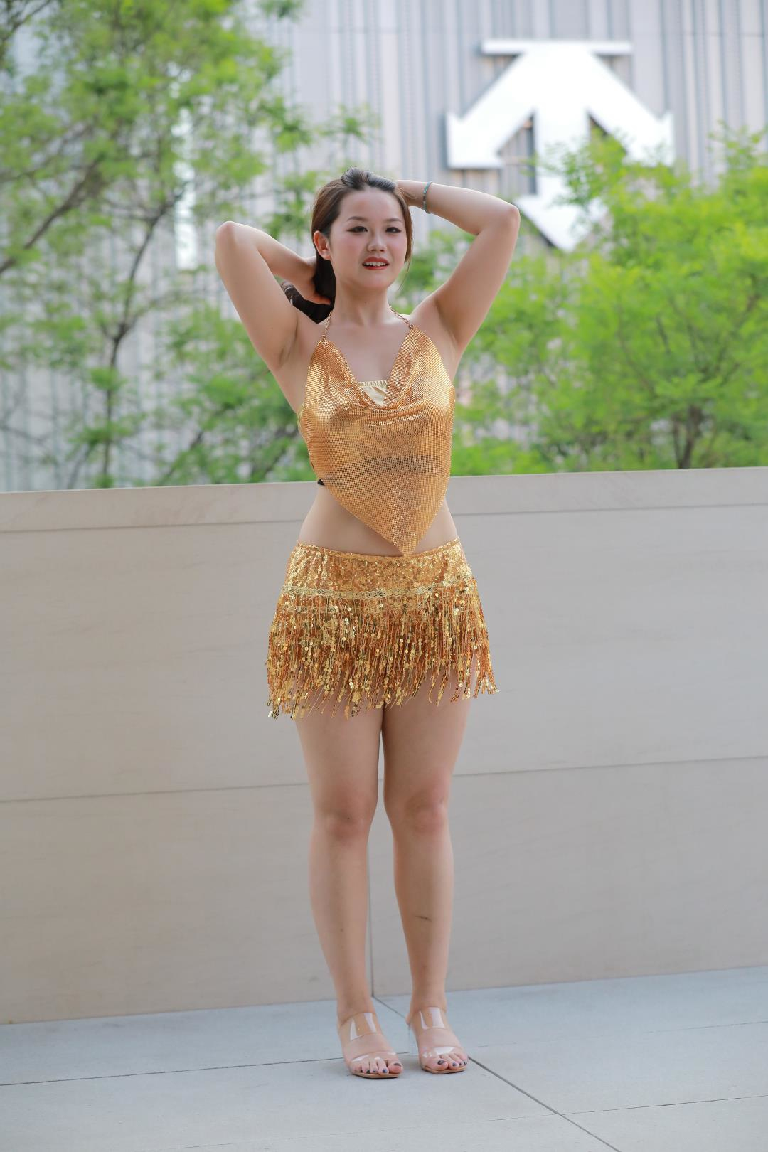 图片[7]-金色套装短裙露脐装丰腴白皙美女-图满多