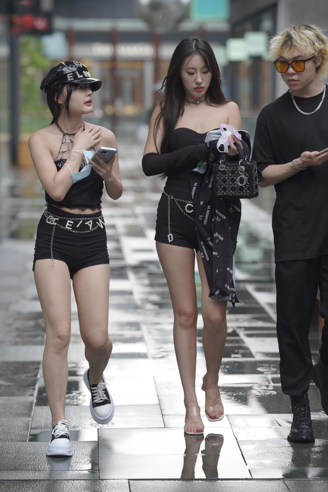 图片[2]-露肩大长腿高挑黑色短裤姐妹花-图满多