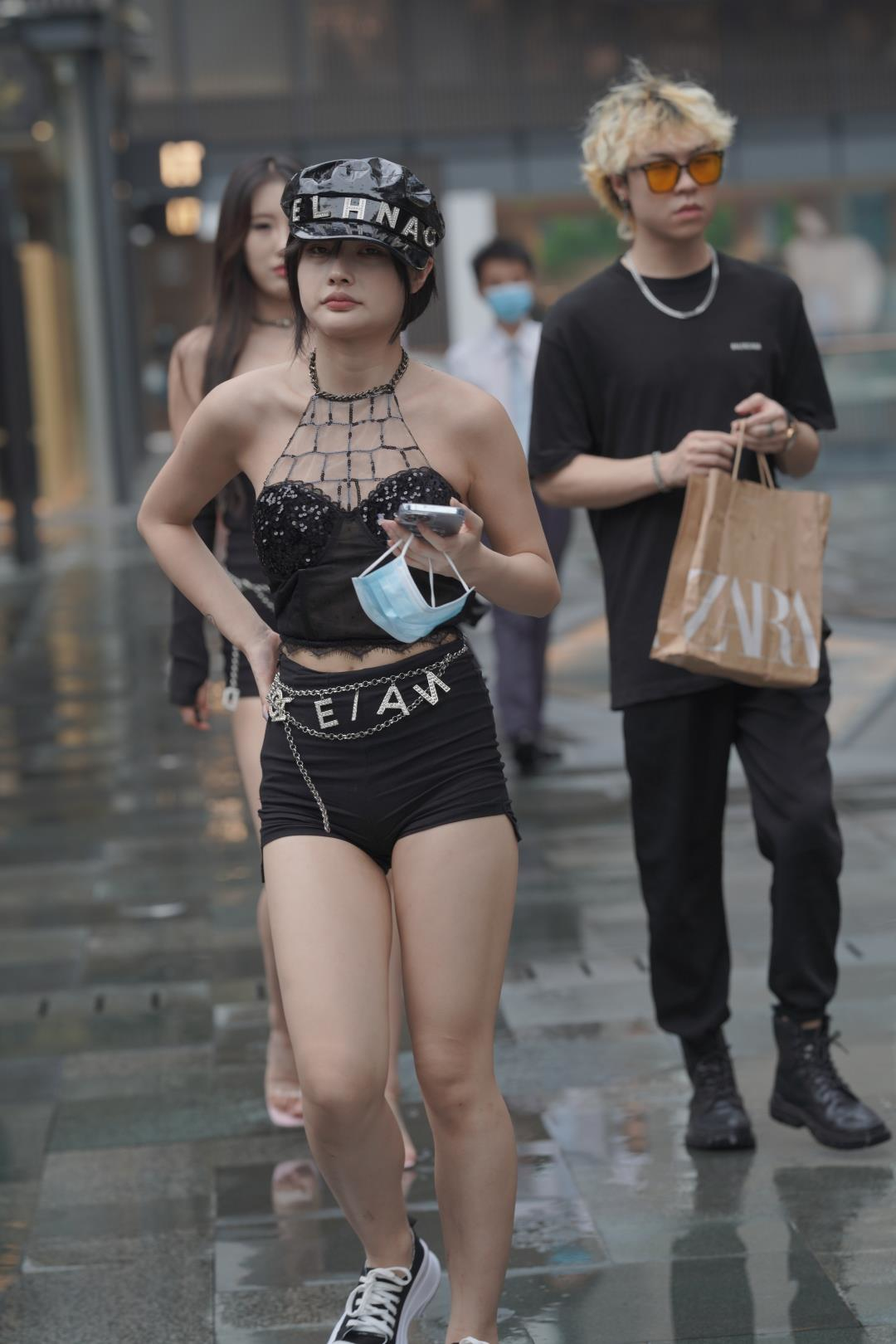 图片[7]-露肩大长腿高挑黑色短裤姐妹花-图满多