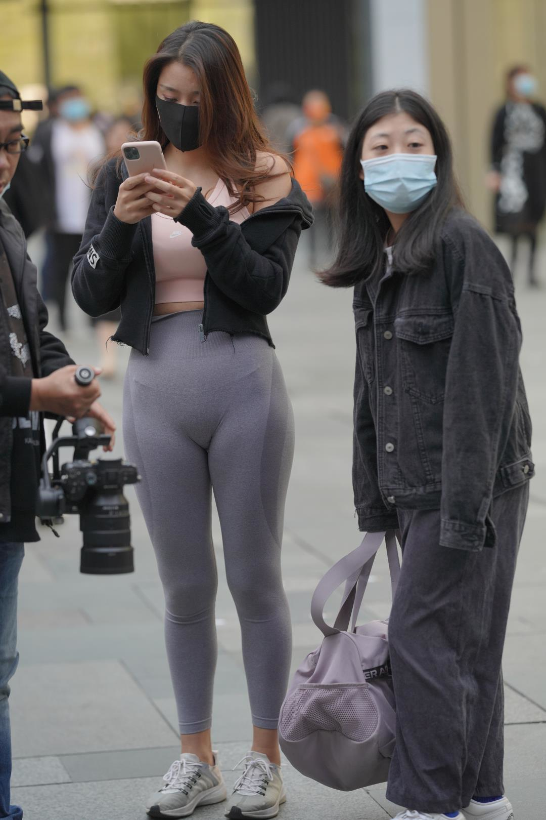 瑜伽裤丰腴饱满美女 简约灰色运动装-图满多