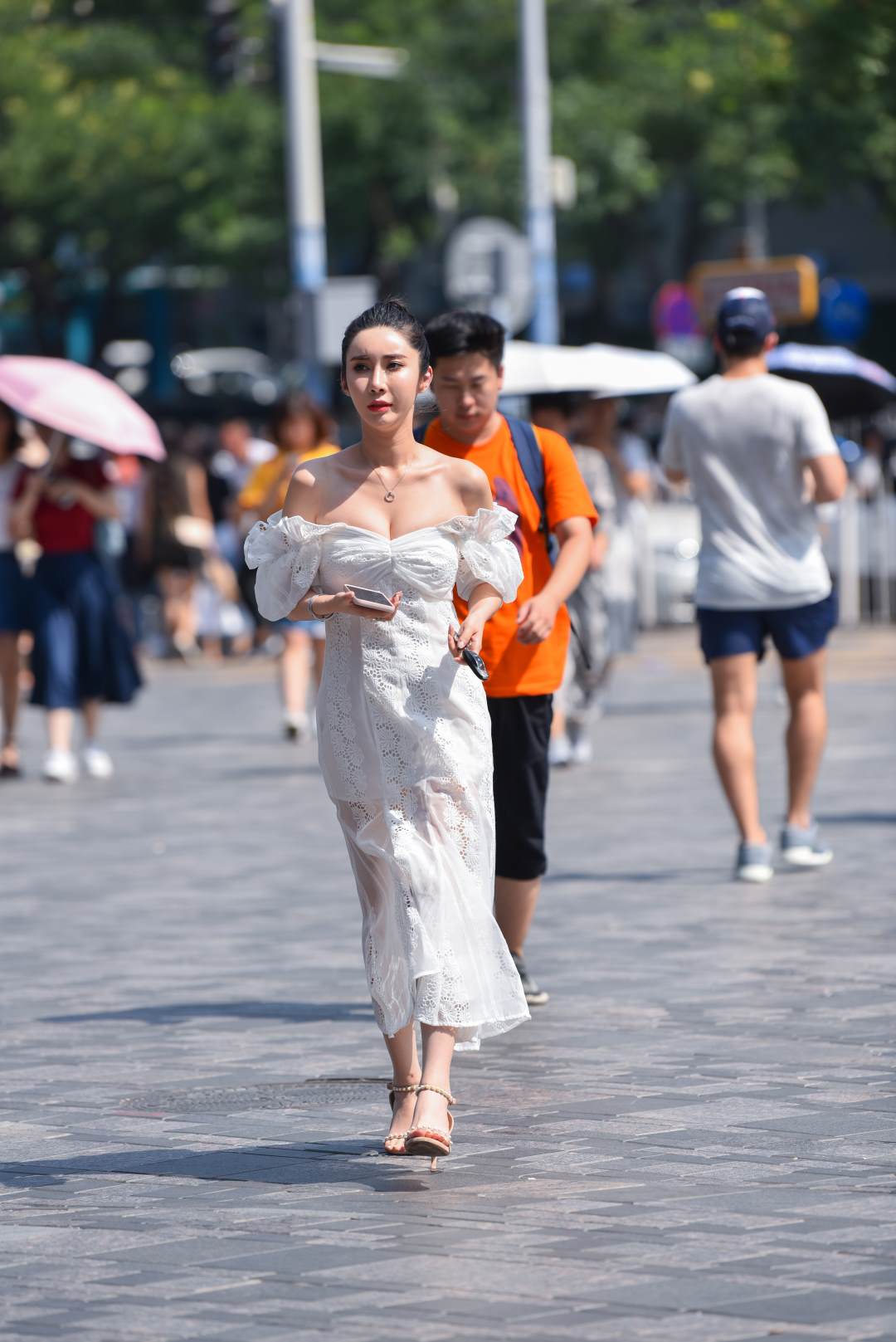 图片[3]-饱满大气一字肩白裙美女-图满多