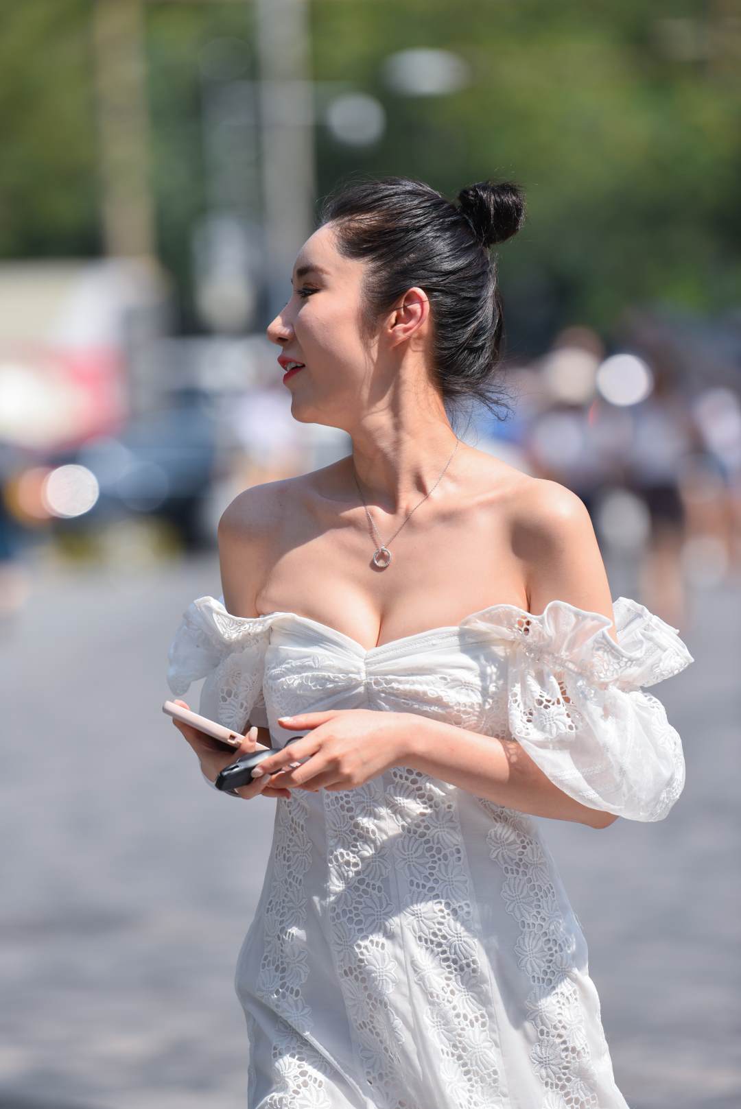 图片[2]-饱满大气一字肩白裙美女-图满多