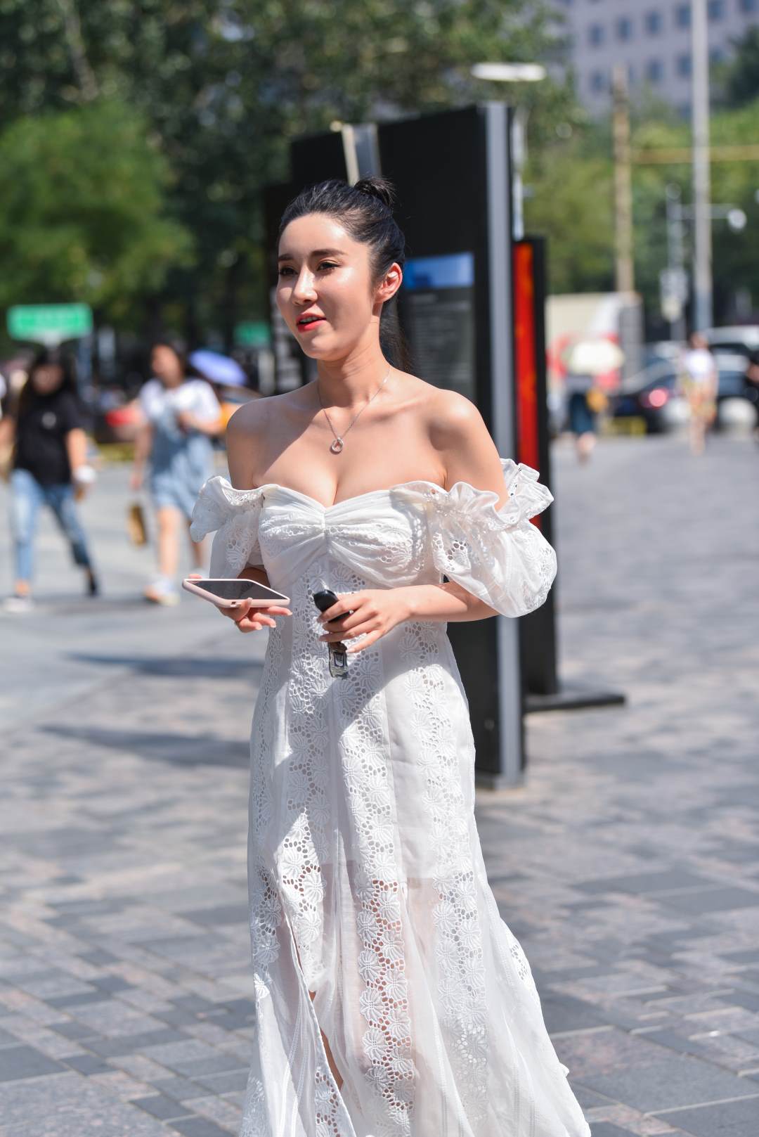 图片[4]-饱满大气一字肩白裙美女-图满多