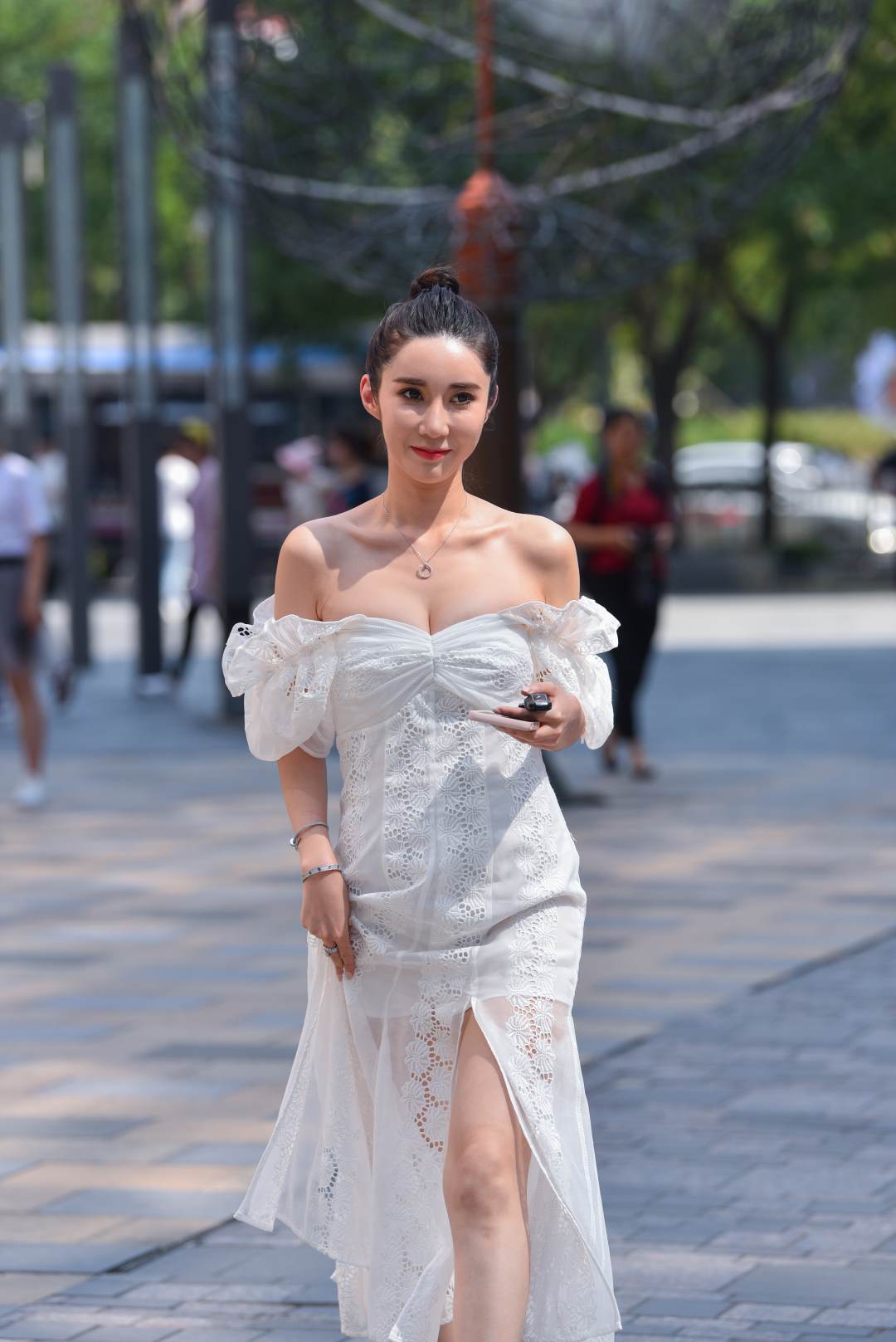 图片[5]-饱满大气一字肩白裙美女-图满多