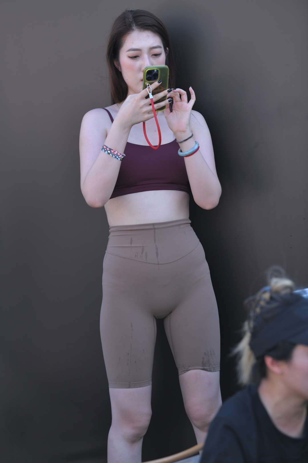 图片[7]-棕色瑜伽短裤大美女-图满多