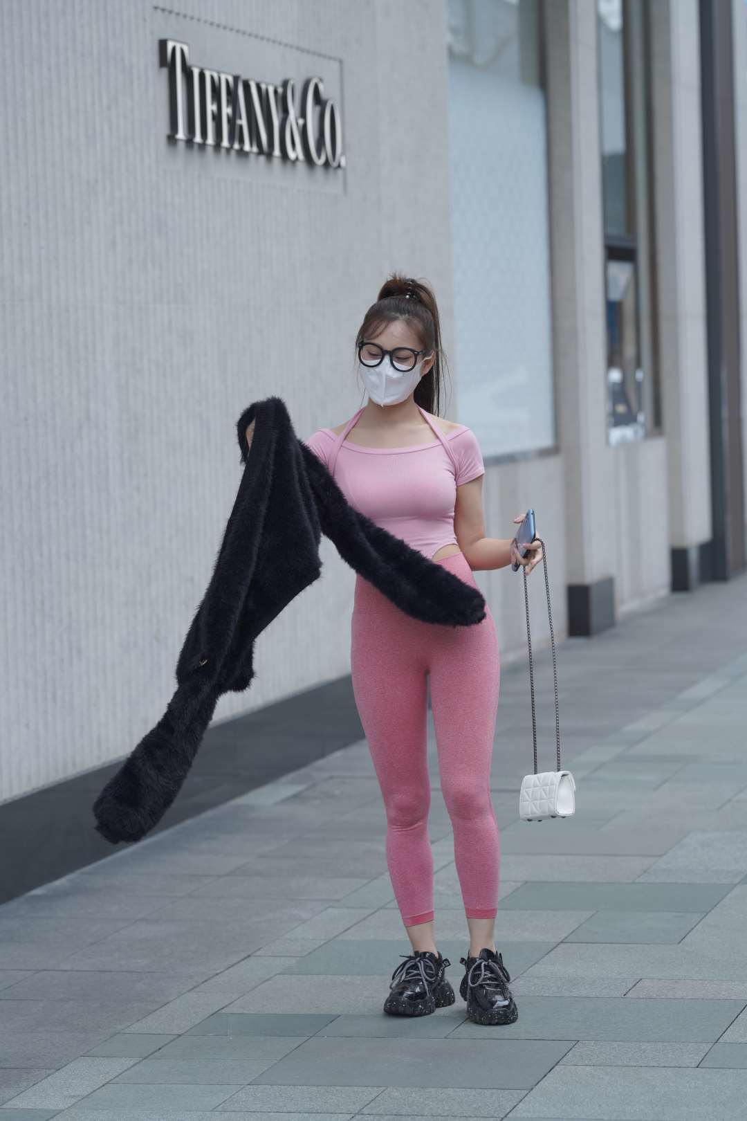 图片[2]-粉色瑜伽裤眼镜妹子-图满多