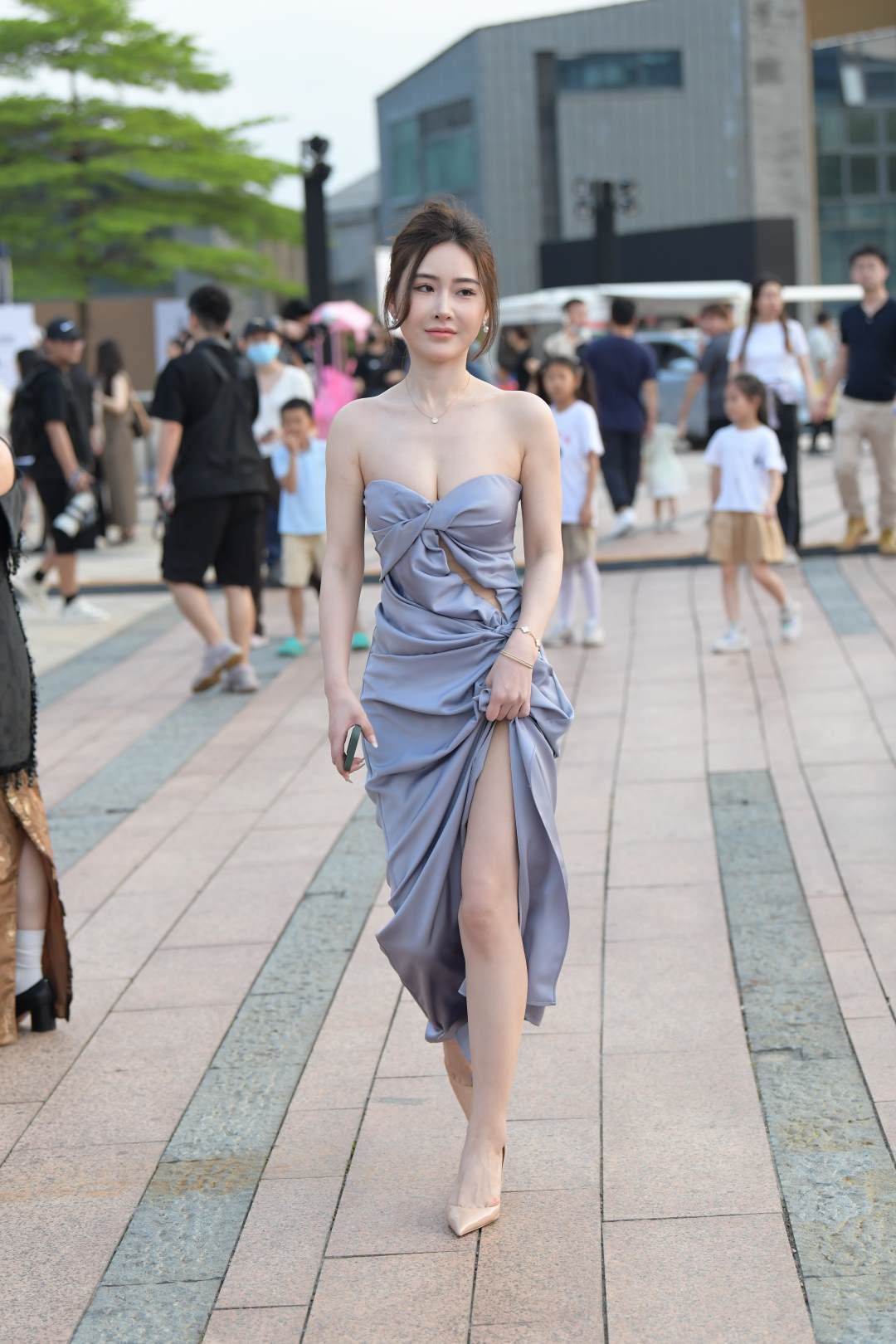 图片[5]-露肩气质长裙女孩儿-图满多