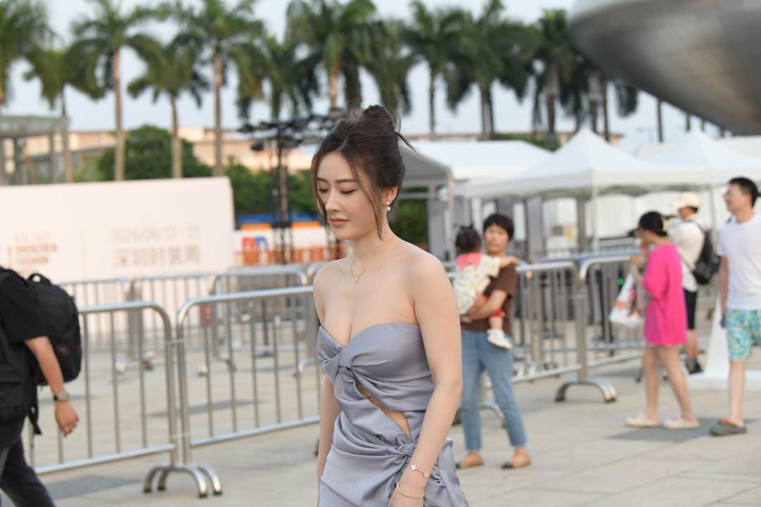 图片[4]-露肩气质长裙女孩儿-图满多