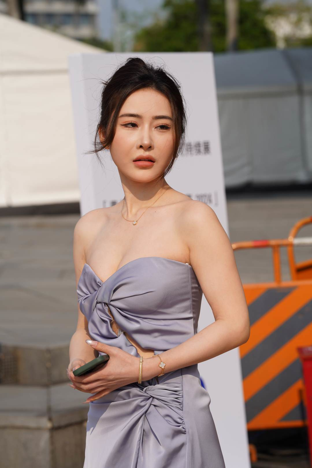 图片[3]-露肩装魅力气质女神-图满多