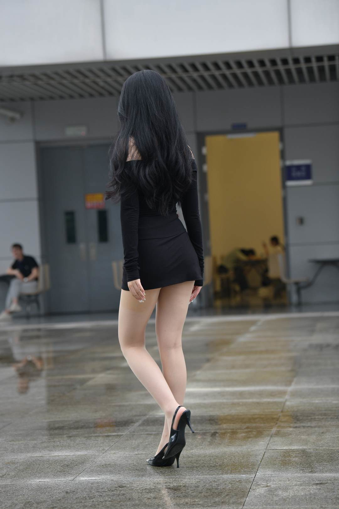 图片[4]-高挑大长腿黑色短裙消失装女郎-图满多