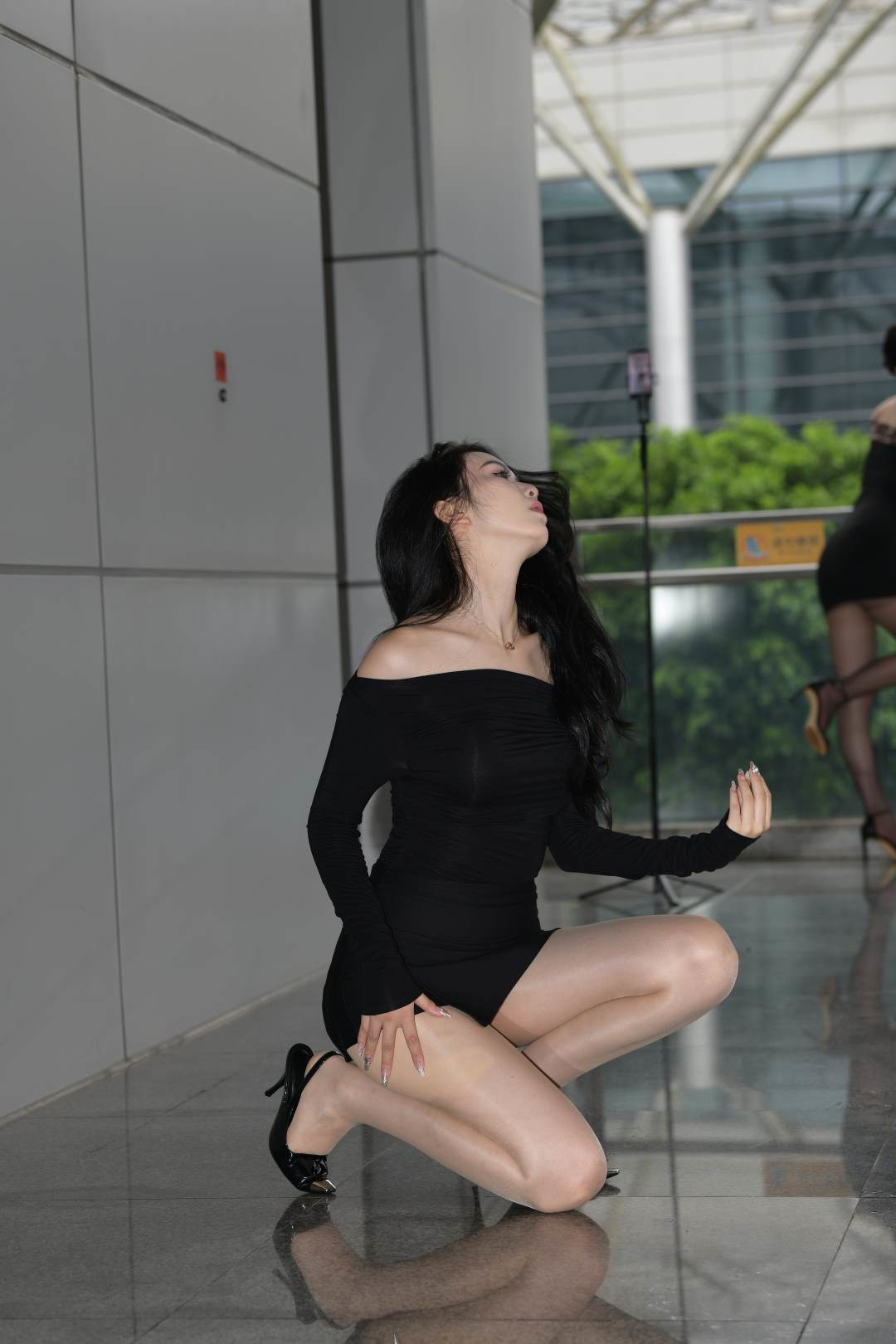 图片[9]-高挑大长腿黑色短裙消失装女郎-图满多