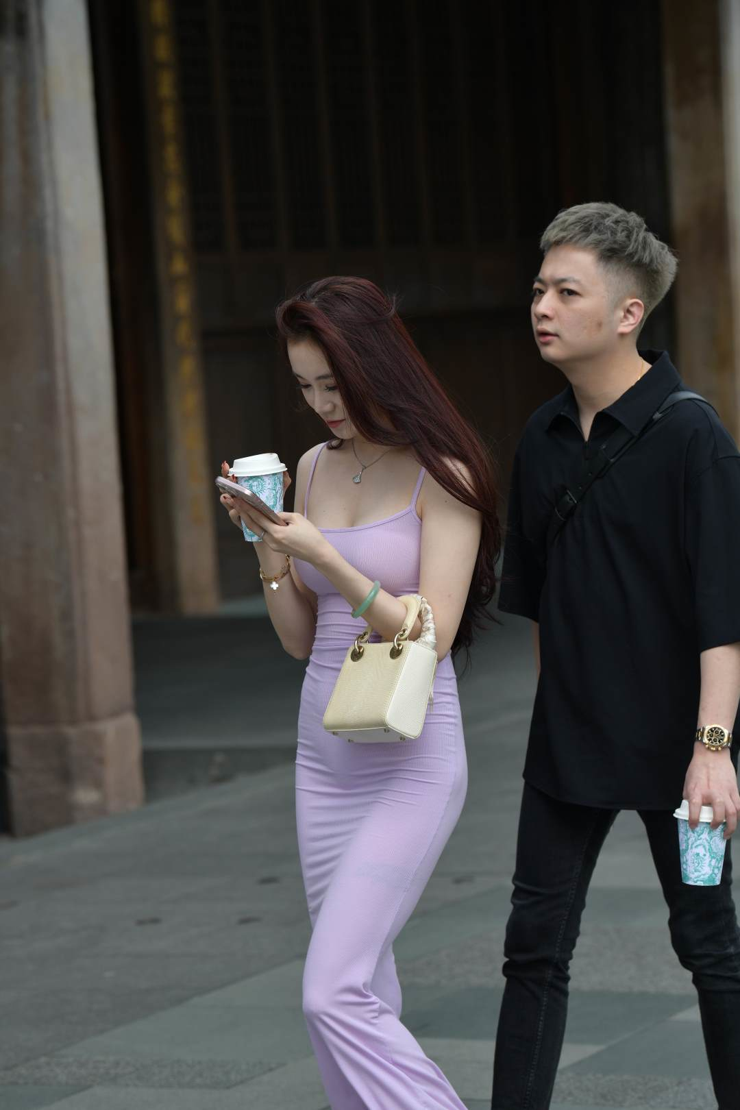 图片[4]-吊带露肩粉色修身长裙女郎-图满多