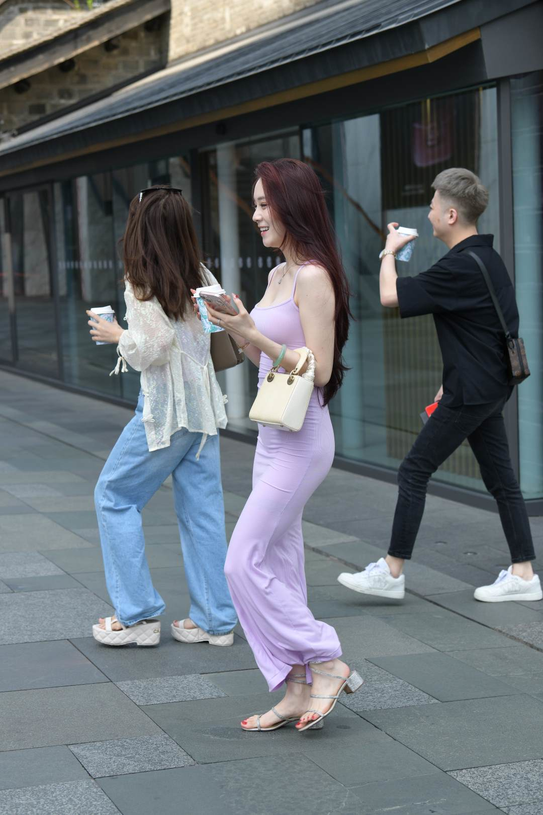 图片[5]-吊带露肩粉色修身长裙女郎-图满多