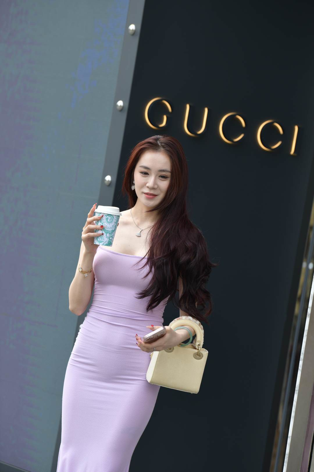 图片[7]-吊带露肩粉色修身长裙女郎-图满多