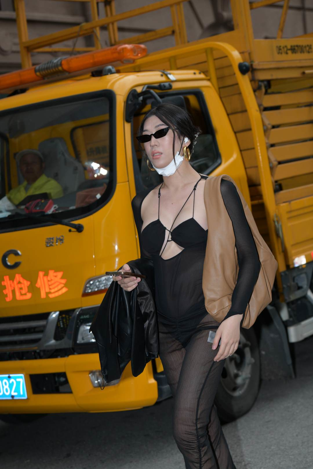 图片[4]-露背装性感黑色透纱女郎-图满多