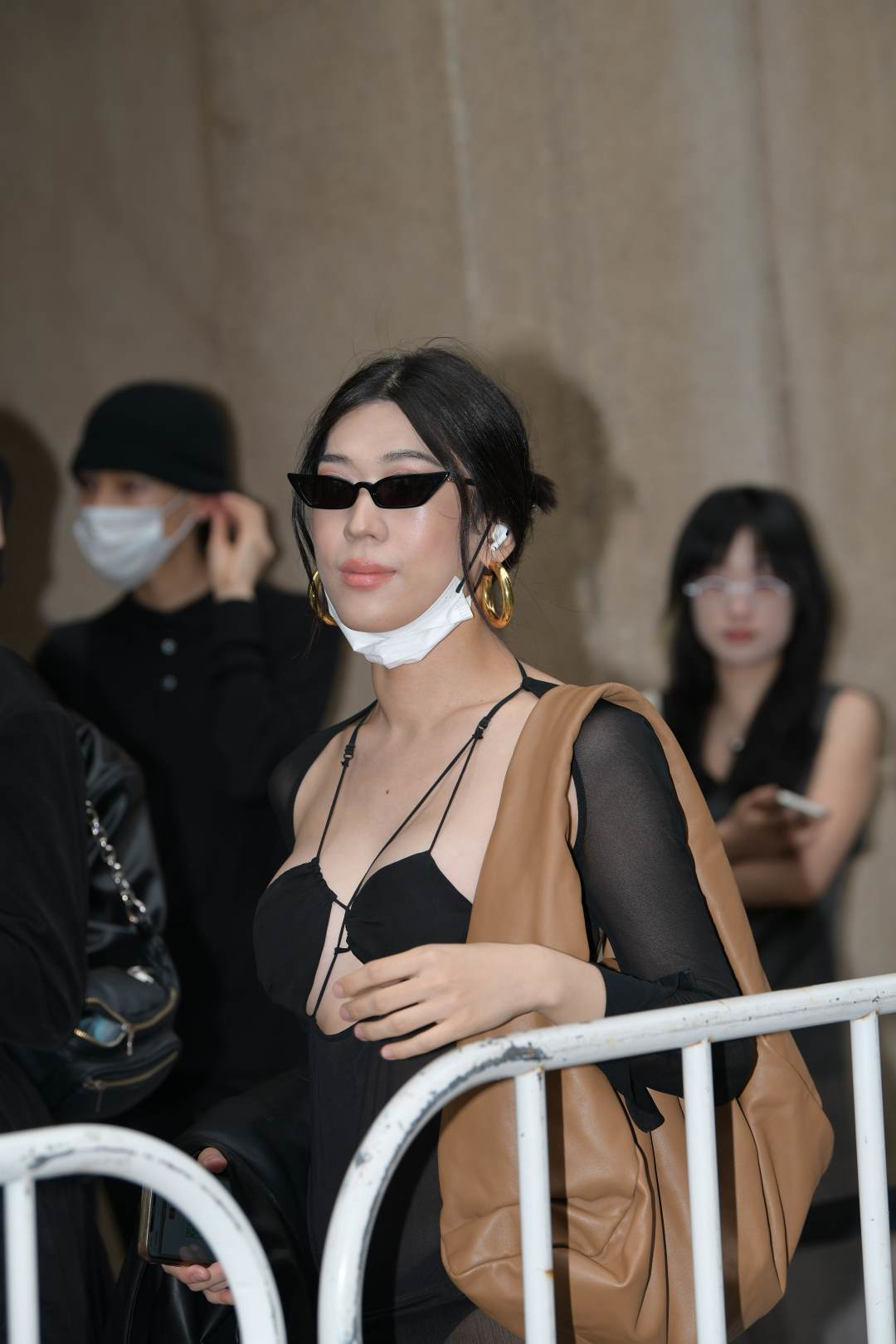 图片[9]-露背装性感黑色透纱女郎-图满多