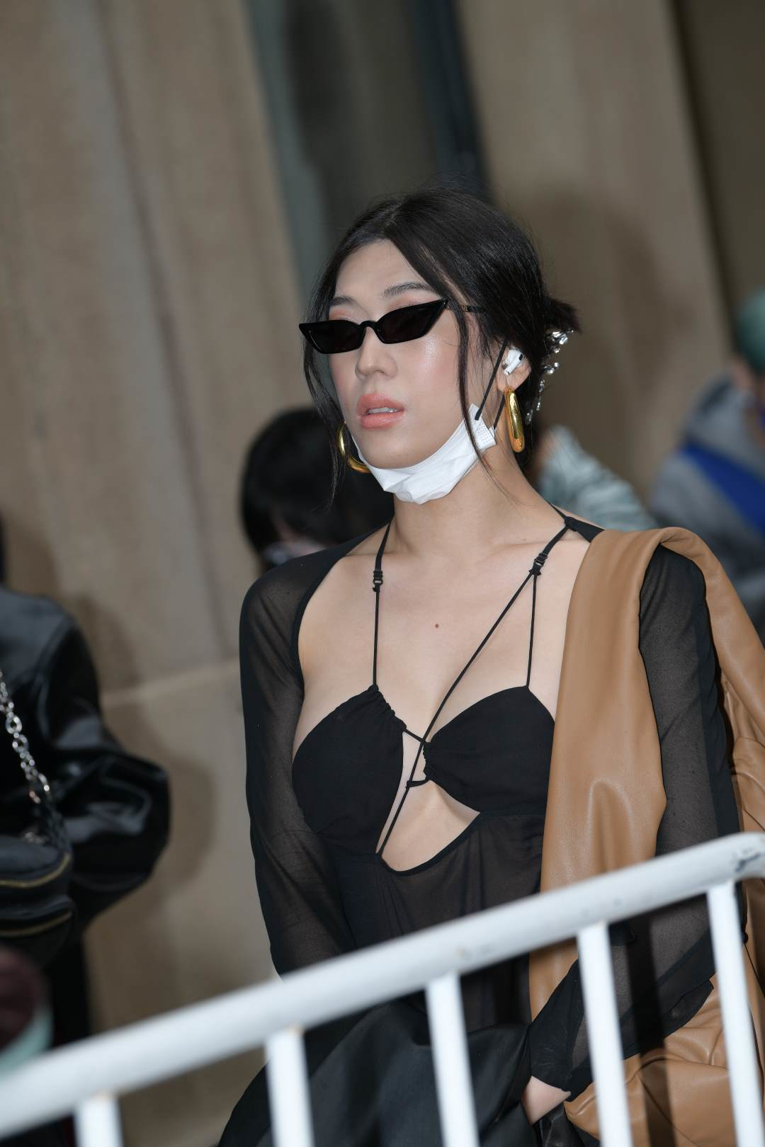 露背装性感黑色透纱女郎-图满多