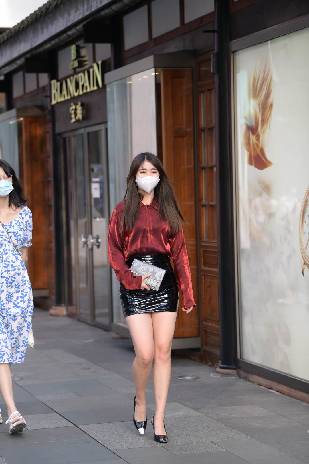 戴口罩的时尚小皮裙妹子-图满多