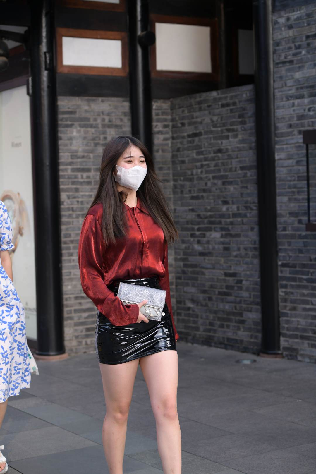 图片[3]-戴口罩的时尚小皮裙妹子-图满多