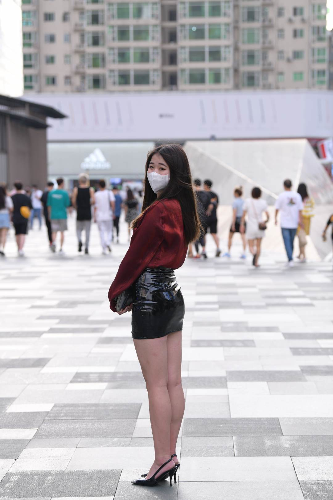图片[7]-戴口罩的时尚小皮裙妹子-图满多