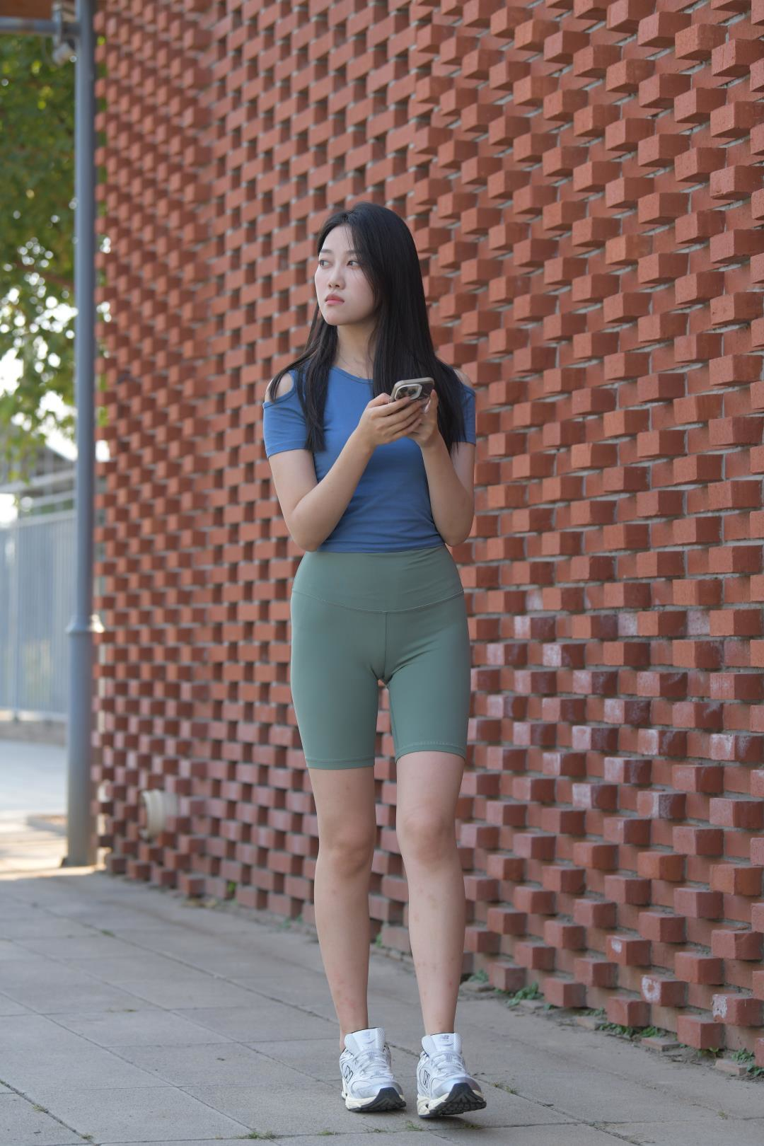 [一始专区] 绿色瑜伽短裤美女-图满多