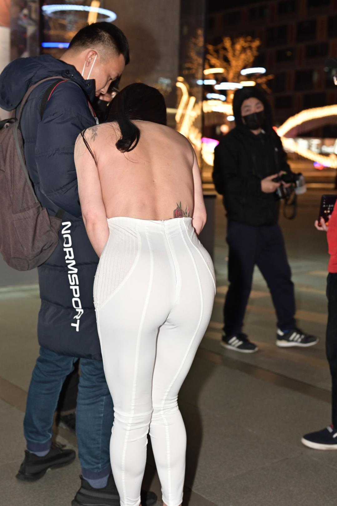 图片[3]-白色连体衣露背气质饱满-图满多