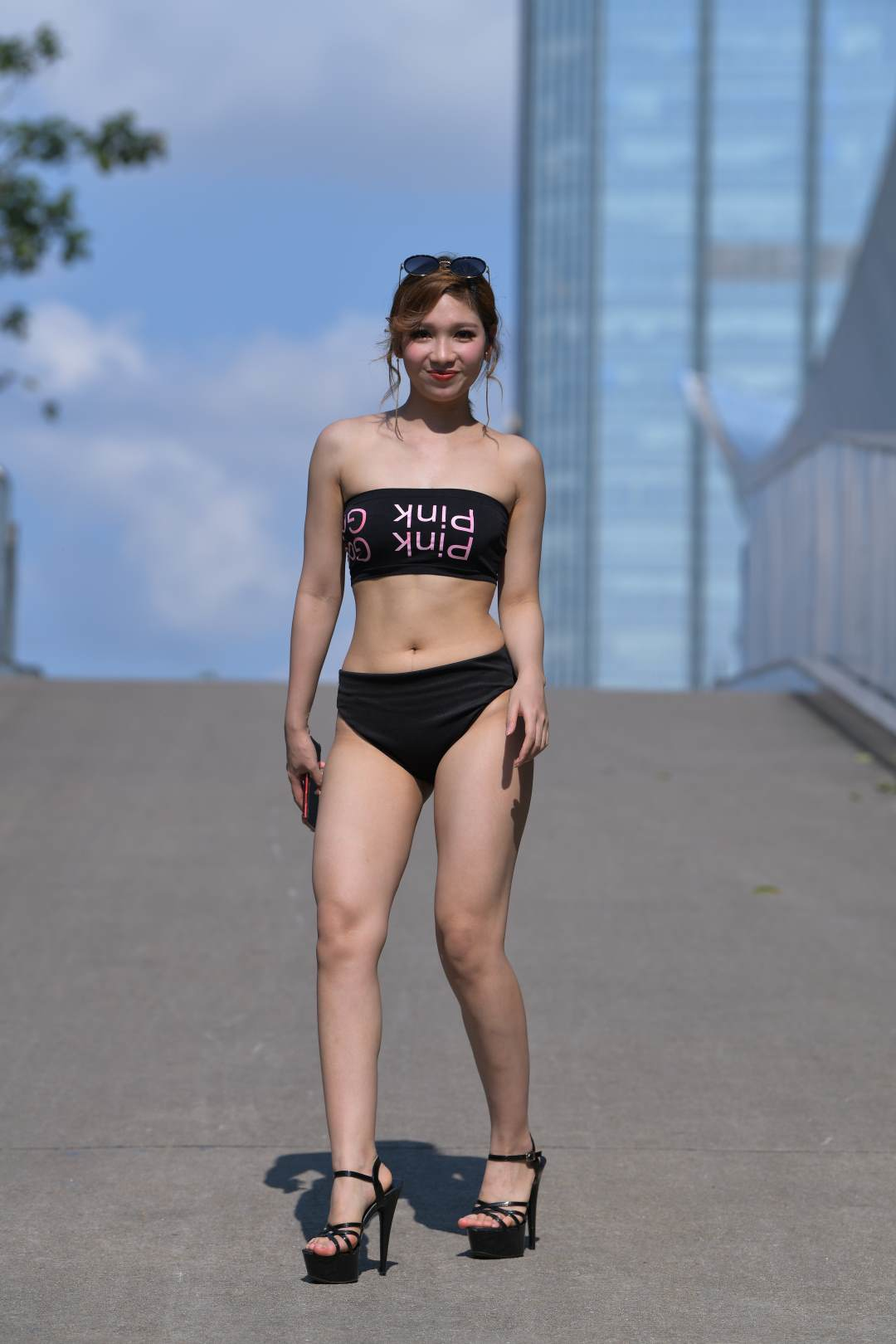 图片[3]-黑色热裤露脐装女郎-图满多