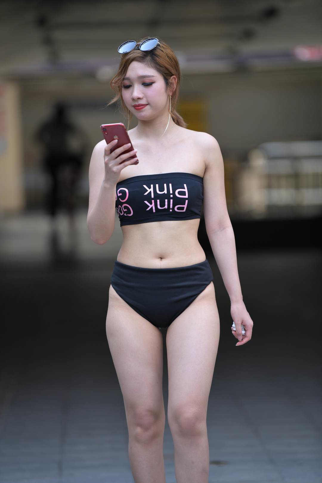 图片[2]-黑色热裤露脐装女郎-图满多