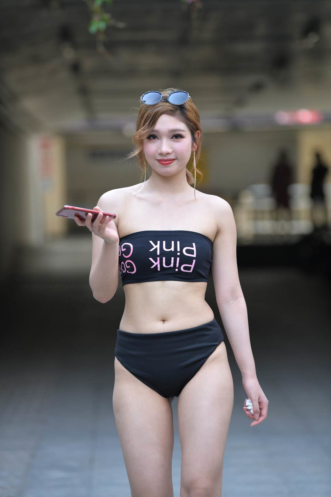 黑色热裤露脐装女郎-图满多