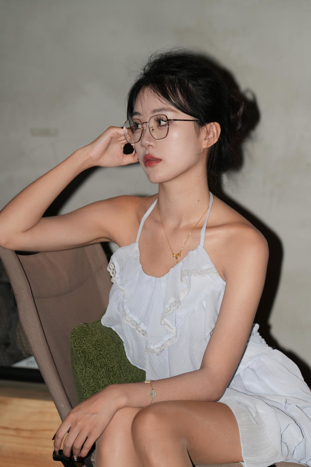 图片[2]-白色吊带纱裙气质小姐姐-图满多