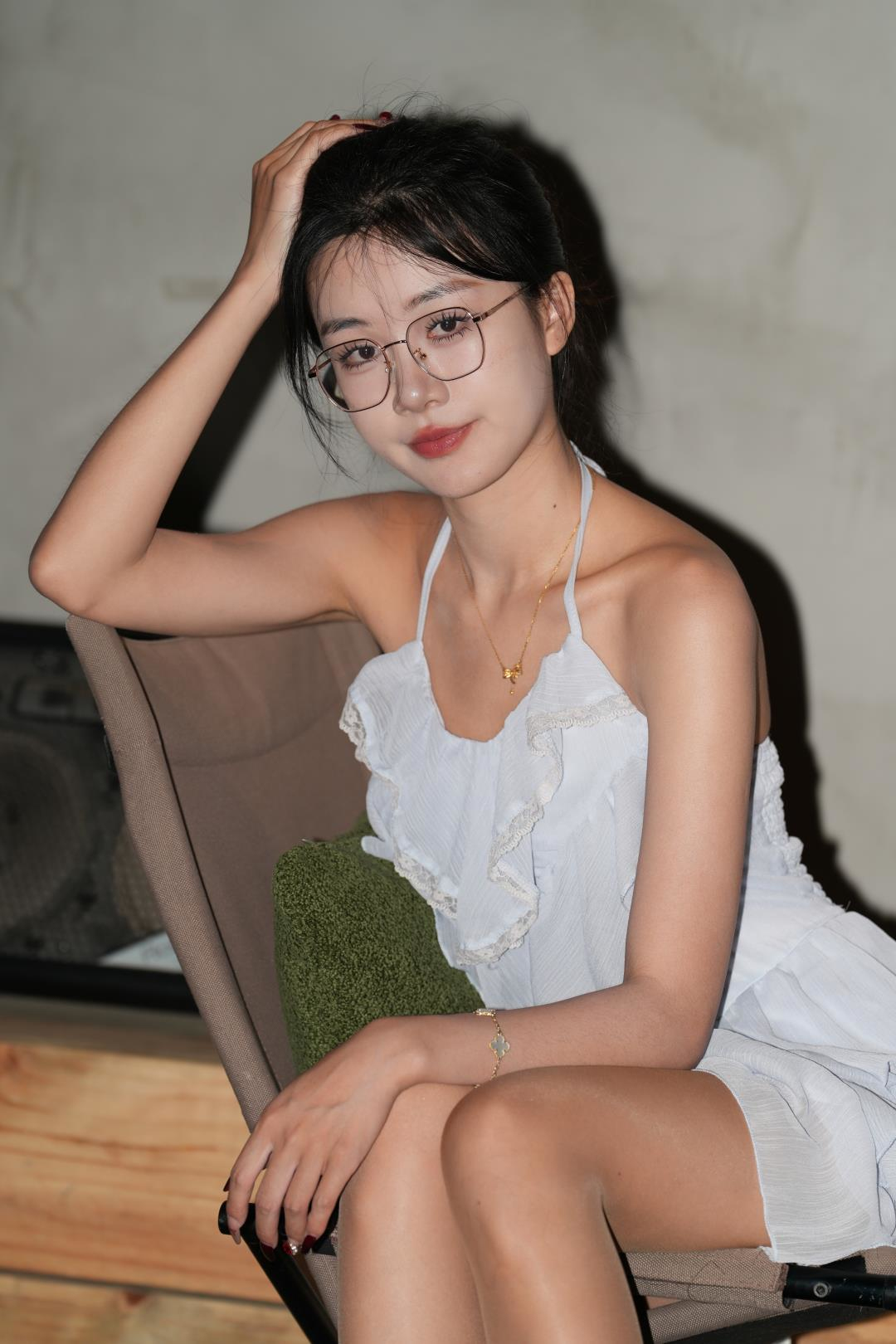 白色吊带纱裙气质小姐姐-图满多