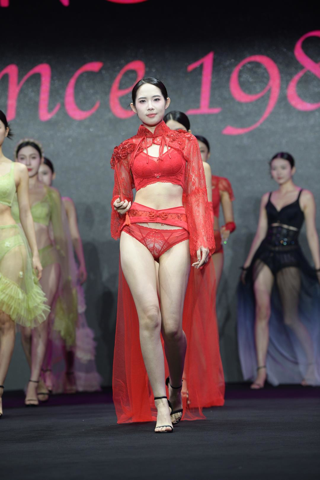 图片[5]-T台火红内衣秀-图满多