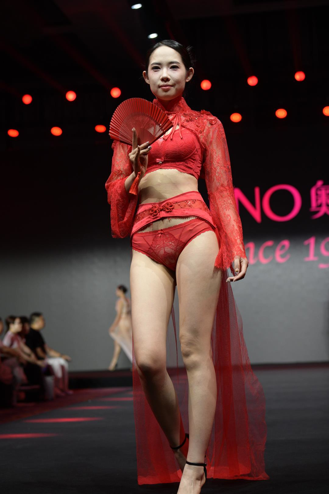 图片[2]-T台火红内衣秀-图满多
