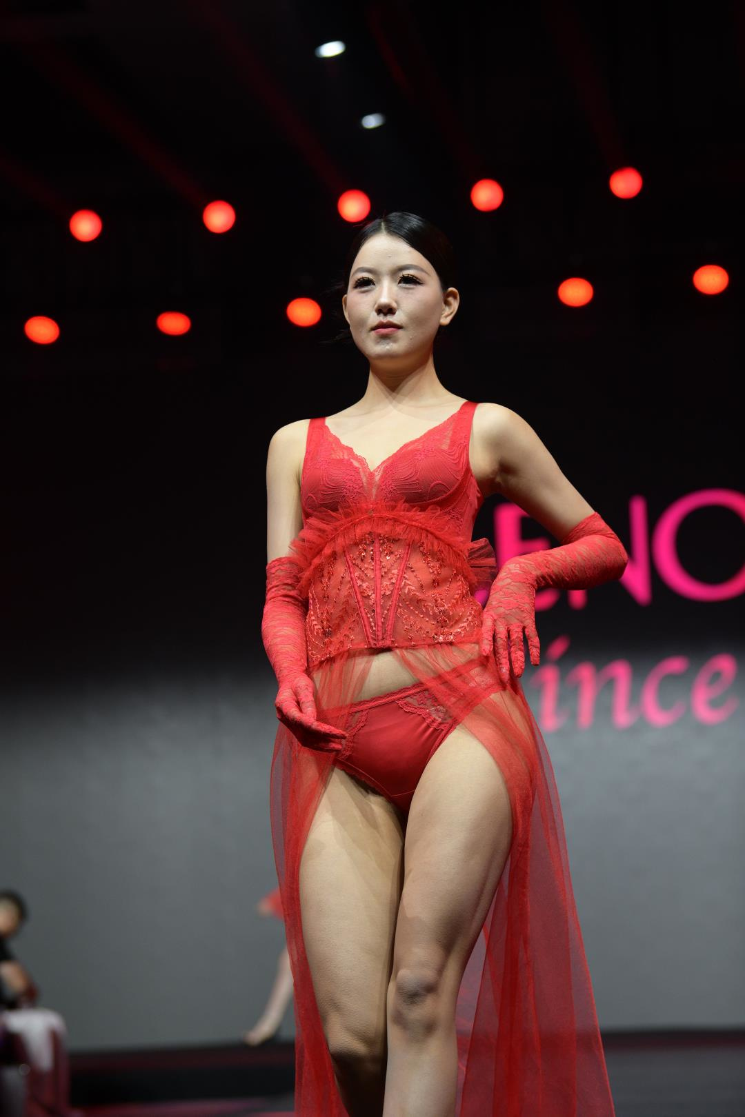 T台火红内衣秀-图满多