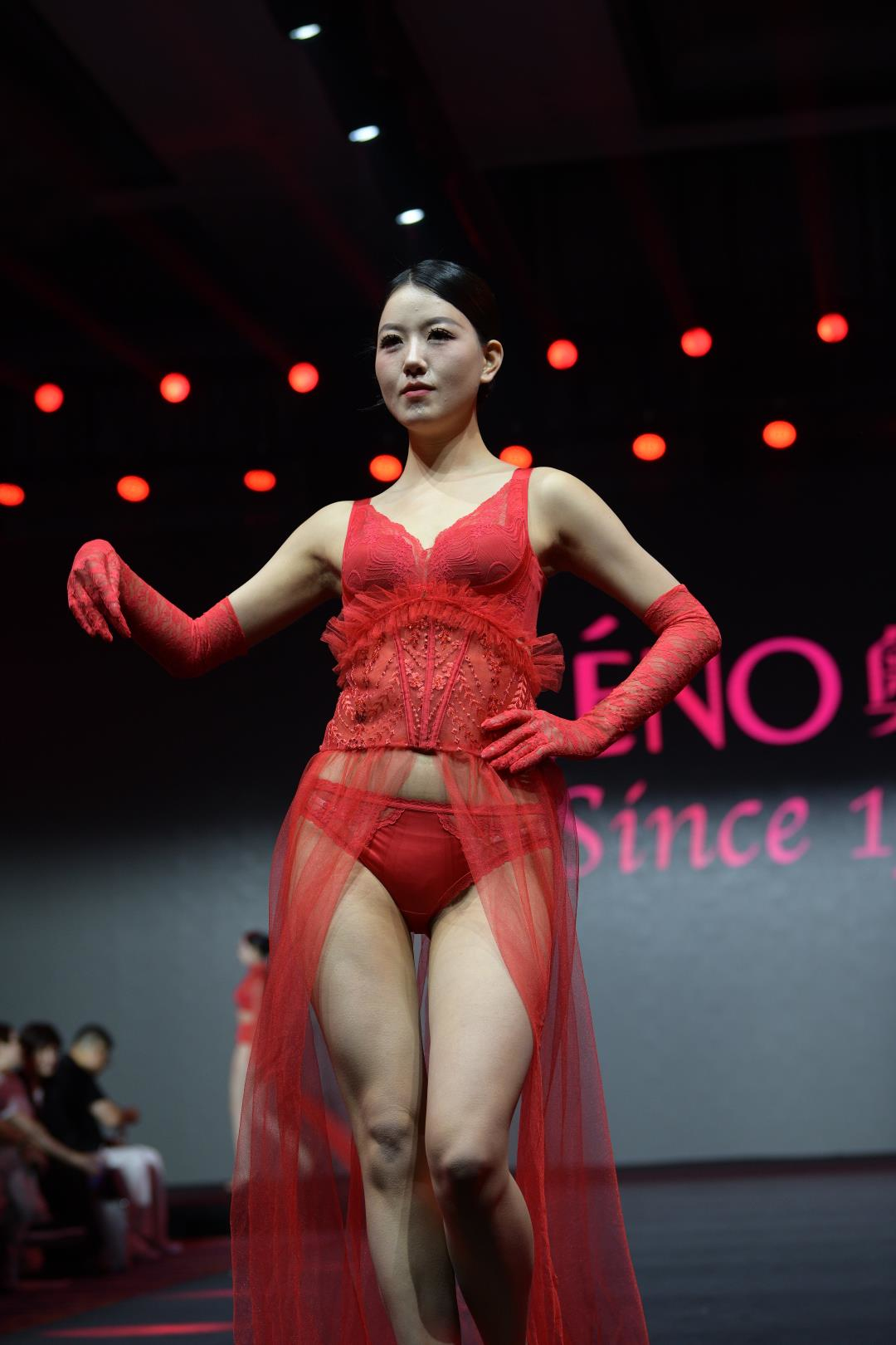 图片[4]-T台火红内衣秀-图满多