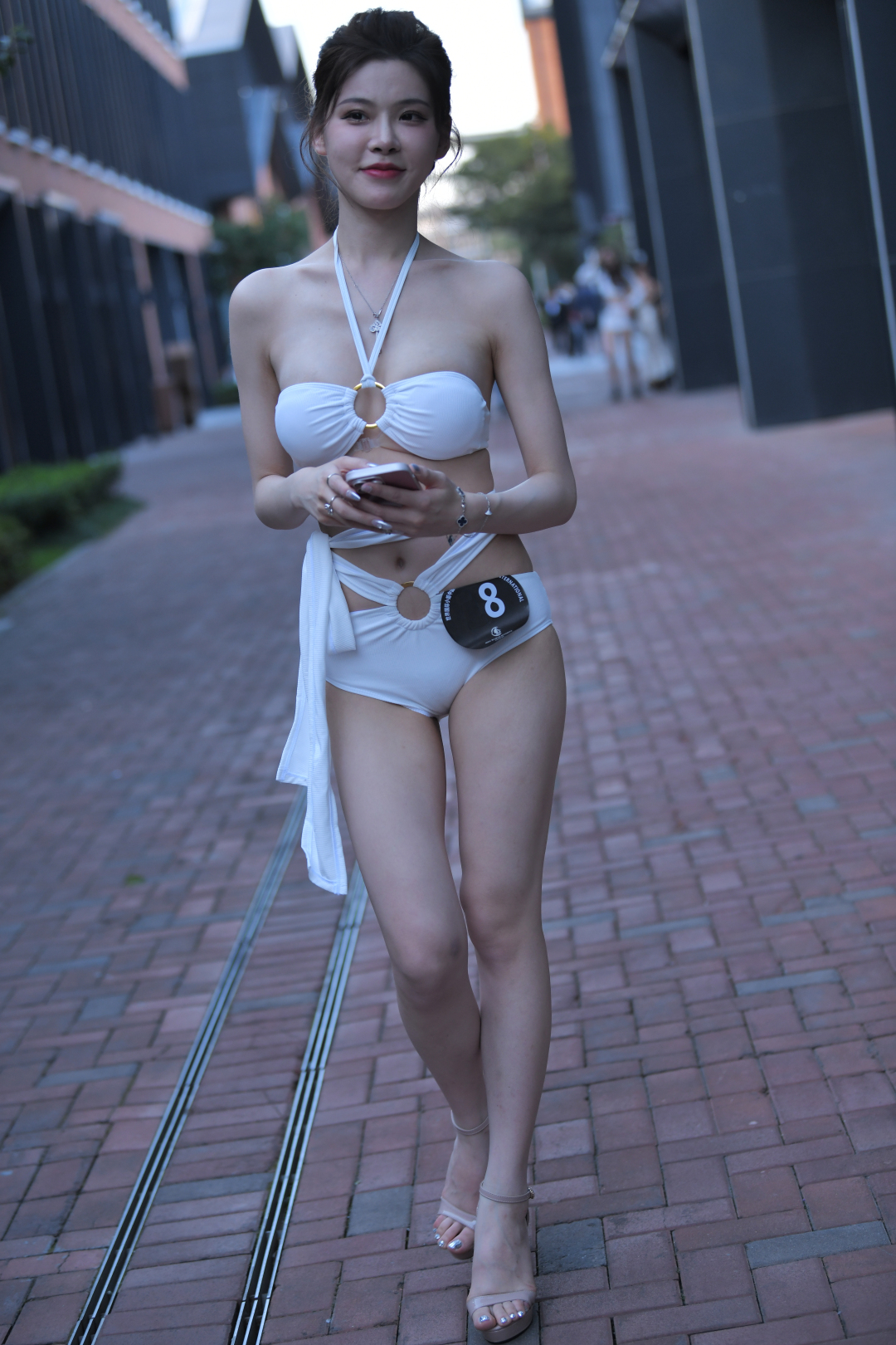 气质漂亮模特白色清凉装-图满多