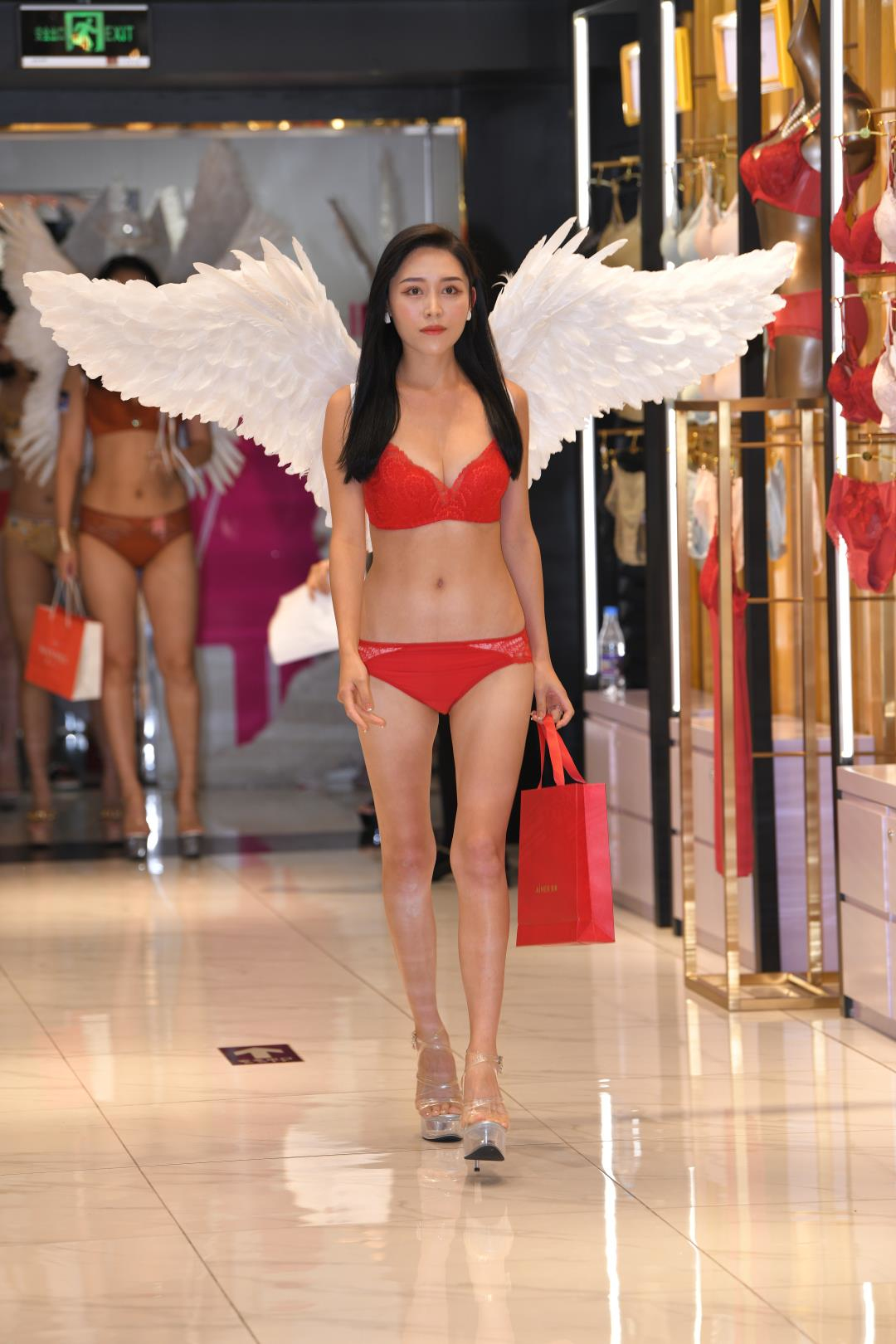 艳丽的红色时装模特-图满多