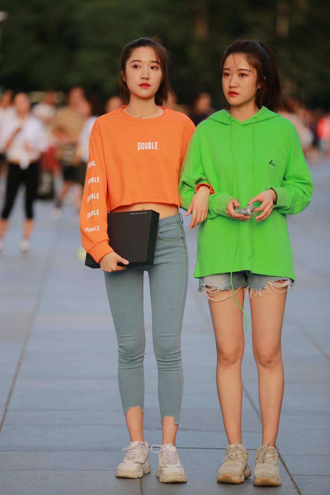 阳光靓丽牛仔裤姐妹花-图满多