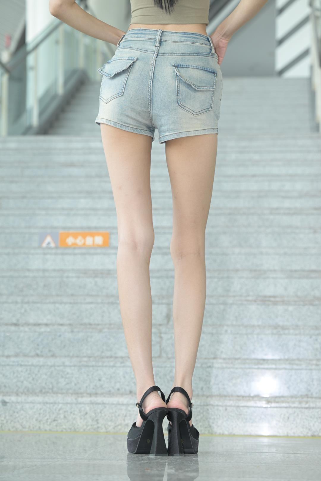 图片[3]-甜美牛仔短裤高挑大长腿妹子-图满多