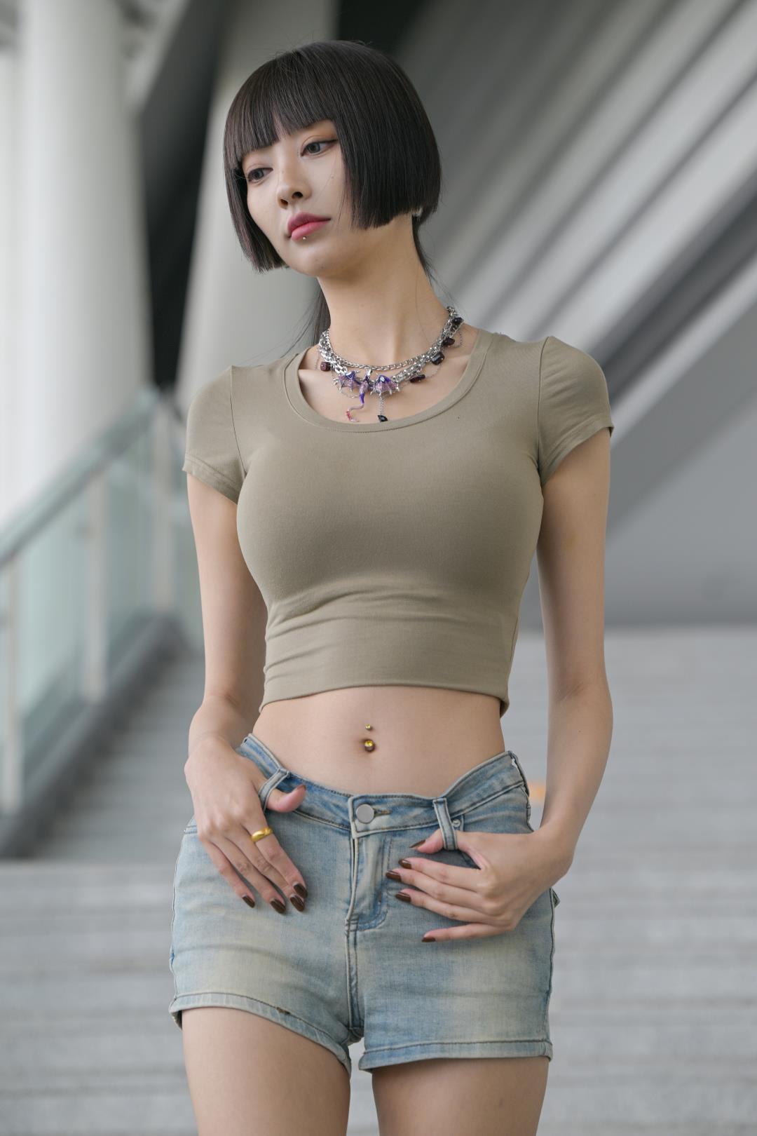 图片[4]-甜美牛仔短裤高挑大长腿妹子-图满多