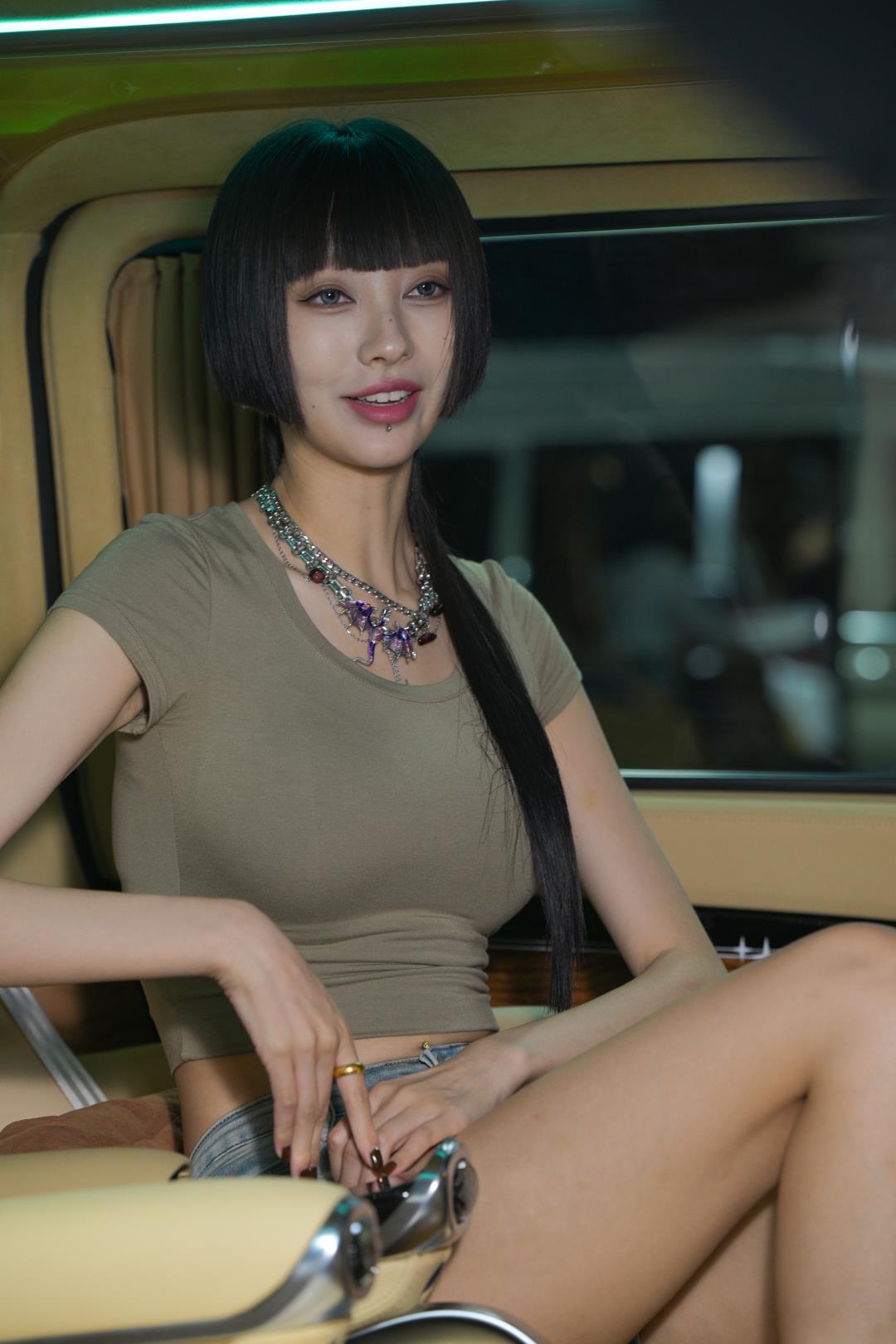 图片[6]-甜美牛仔短裤高挑大长腿妹子-图满多