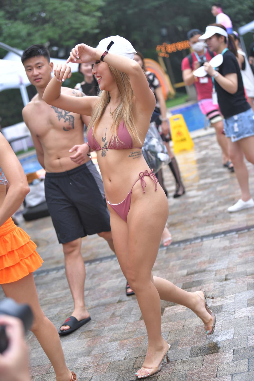 粉色比基尼女郎-图满多