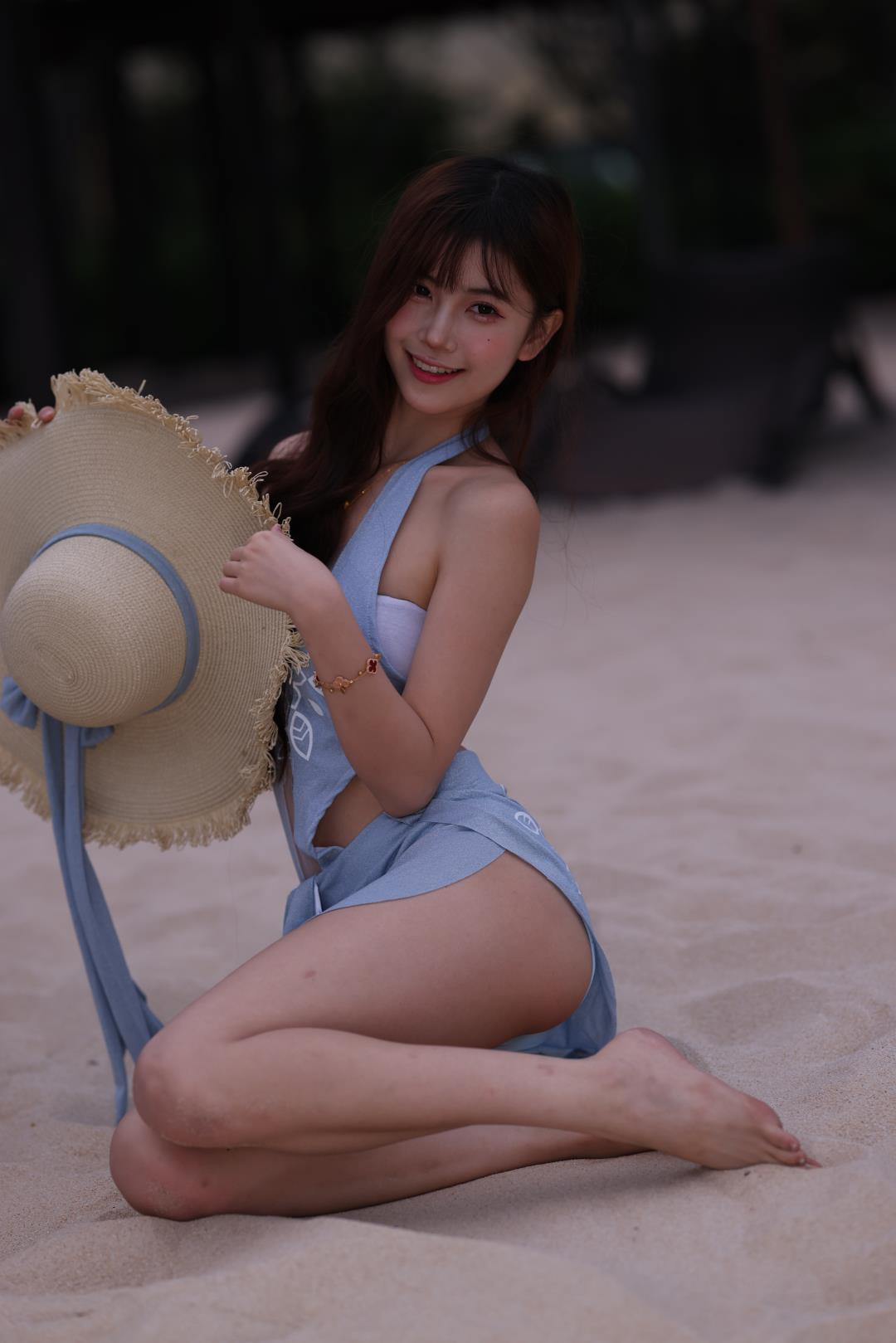 沙滩 蓝色甜美少女-街拍图满多