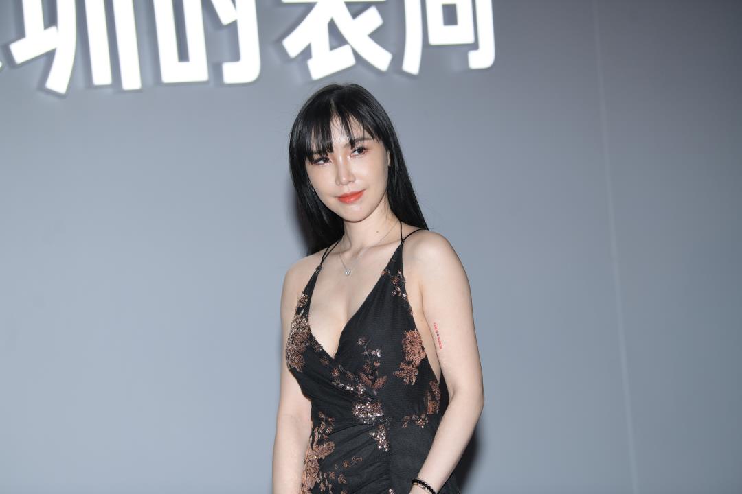复古黑色长裙 时尚气质美女-街拍图满多
