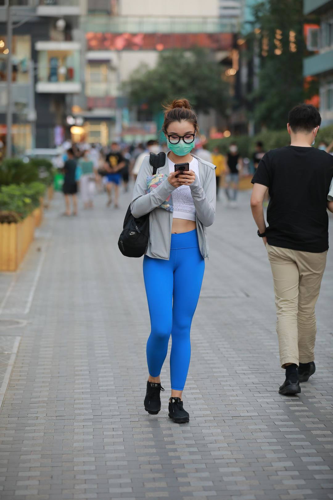 图片[6]-蓝色瑜伽裤女郎-街拍图满多