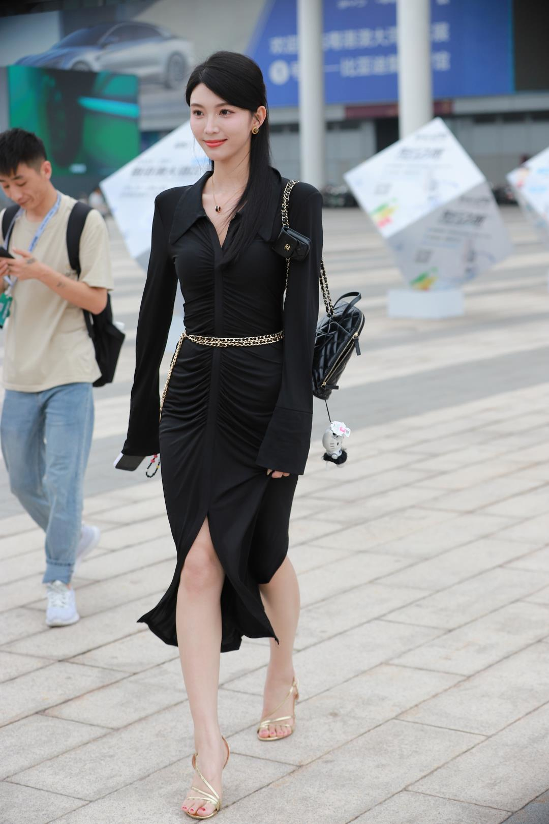 图片[2]-高挑大长腿 黑色长裙气质女郎-街拍图满多
