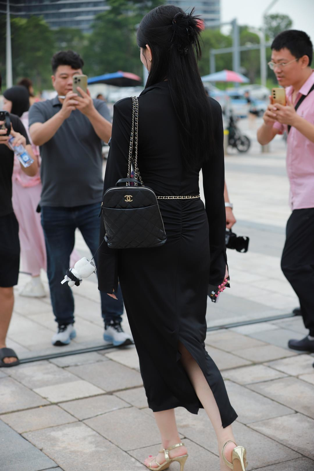 图片[3]-高挑大长腿 黑色长裙气质女郎-街拍图满多